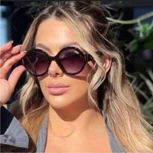 NWT Quay x 'Love Island' Chill Pill 55mm Gradient
Round Sunglasses